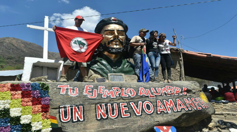 Con monumentos y banderas, movimientos sociales participaron en Bolivia en los actos de homenaje al "Che" Guevara. 