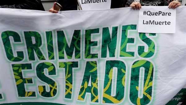 Defensores de derechos humanos y organizaciones sociales se movilizaron este lunes para protestar contra la masacre de Tumaco, Colombia.