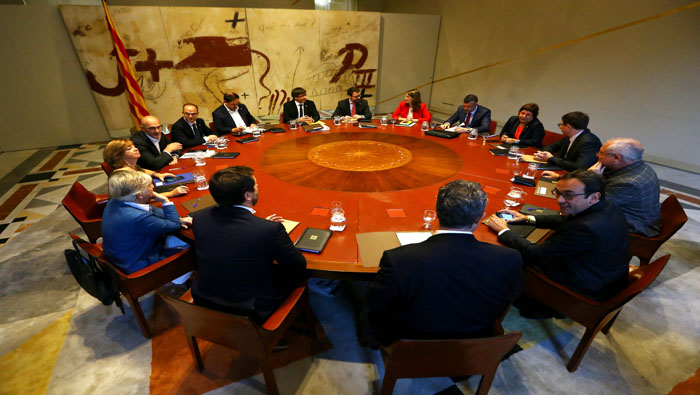 El líder catalán en reunión con su Gabinete previo a su alocución.