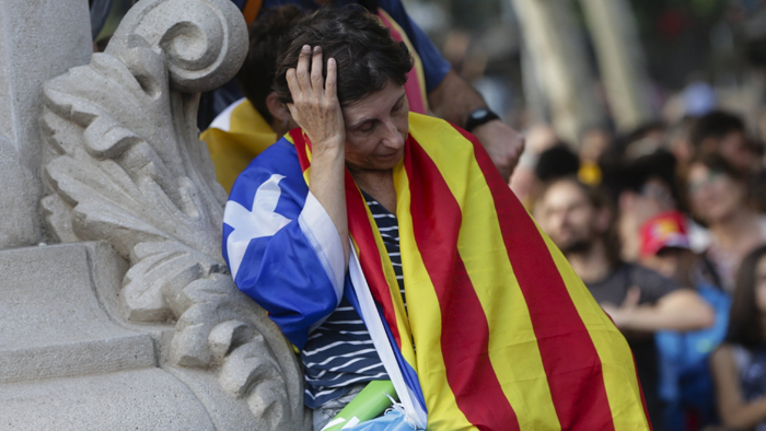 La decisión de Puigdemont causó confusión y decepción en los ciudadanos independentistas que se concentraron para seguir en directo la declaración de la independencia de Cataluña.