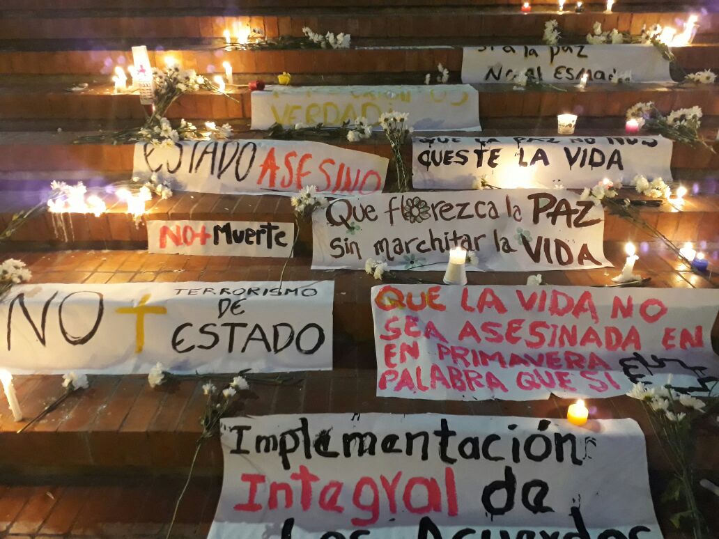 En una vigilia por la paz y la vida realizada en Bogotá (capital) rechazaron el asesinato de campesinos en Tumaco y los incumplimientos del Estado.
