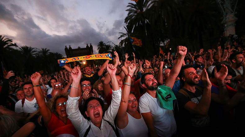 En los alrededores del parlamento regional en Barcelona, miles de personas celebraron la "declaración de independencia" por parte de Puigdemont. Pero la emoción duraría muy poco.
