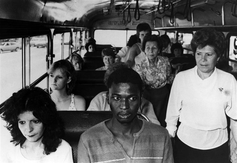 En la imagen, un joven negro, en un acto de resistencia a las políticas de apartheid de Sudáfrica, monta un autobús restringido solo a los blancos en Sudáfrica durante 1986.