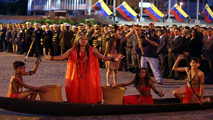 En Venezuela, representantes indígenas participaron en el acto de izada de la bandera nacional.
