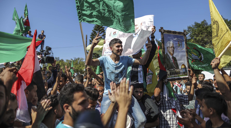 Cientos de palestinos salieron a las calles para celebrar el histórico acuerdo entre banderas ondeantes y gritos de júbilo.
