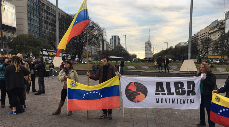 En los volantes entregados por Alba Movimiento se ofrecían datos sobre el acoso integral que vive Venezuela.