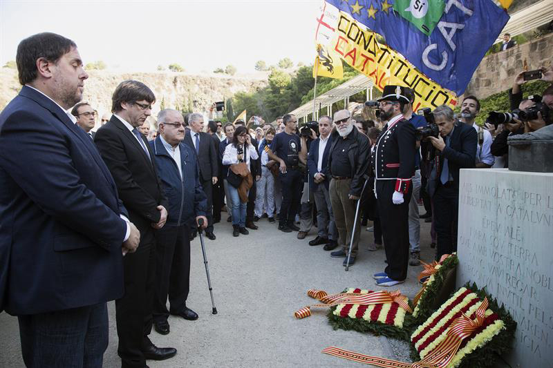 Puigdemont aseguró que sus decisiones están comprometidas con la paz, el civismo, la serenidad, y también la firmeza y la democracia.