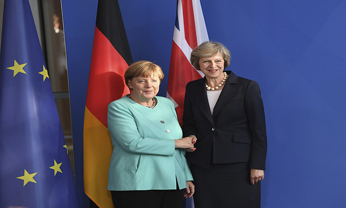 Antes las declaraciones de EE.UU, las mandatarias de Alemania (i) y Reino Unido (d) reafirmaron su apoyo al acuerdo nuclear.