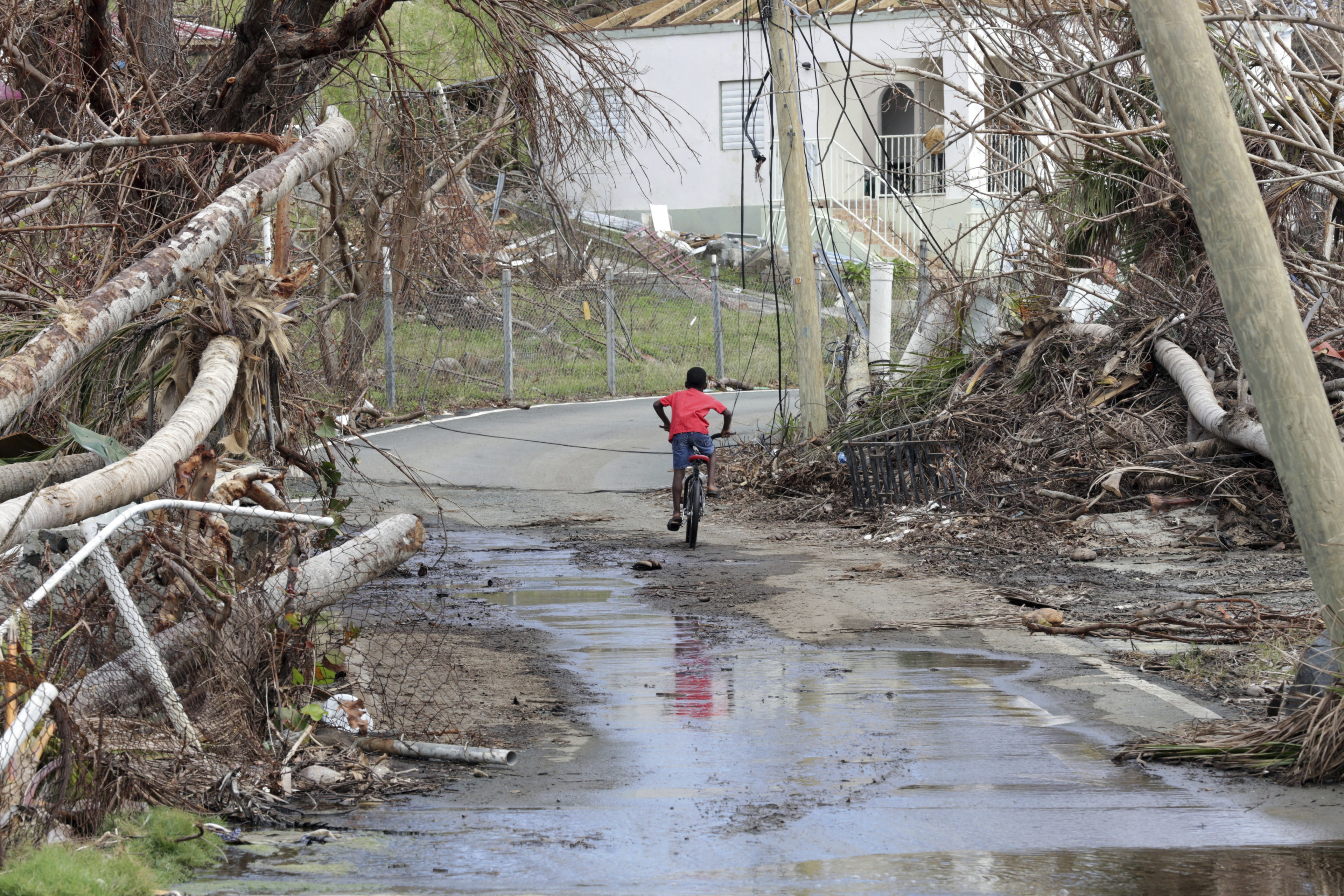 Según Kenneth Mapp, gobernador de Islas Vírgenes, la red de carreteras está intransitable así como miles de casas se encuentran dañadas o destruidas.