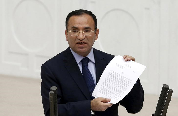 El viceprimer ministro turco Bekir Bozdag realizó el anuncio de la medida de restricción del espacio aéreo para el Kurdistán iraquí.