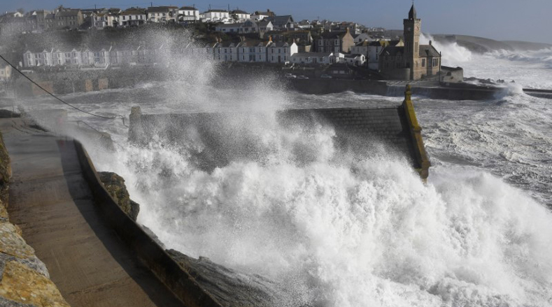 La tormenta Ofelia se acercó a Porthleven en Cornwall, al suroeste de Gran Bretaña con grandes olas que chocaron contra las defensas del mar y el puerto.
