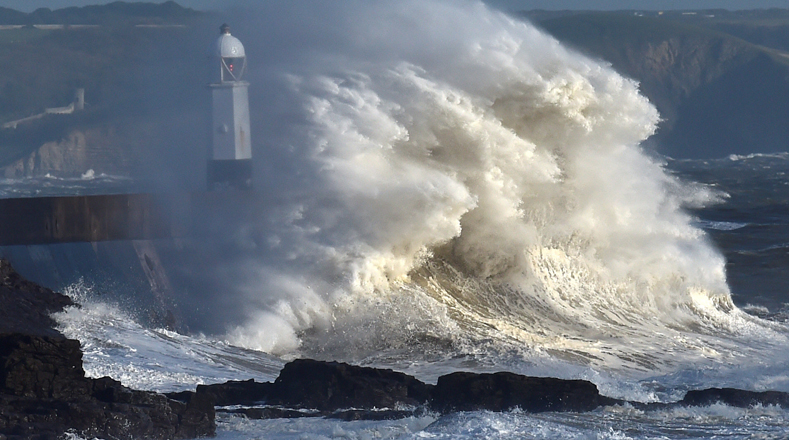 El tamaño de las olas durante el paso de la tormenta Ofelia sobrepasaba el tamaño del faro contra el cual se estrellaban.