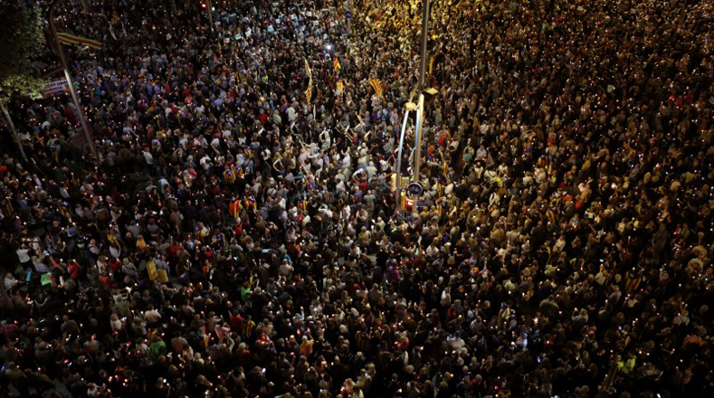 Unas 200.000 personas protestaron la noche de este martes en Barcelona, para exigir la liberación de los dirigentes independentistas catalanes, Jordi Cuixart y Jordi Sánchez, a quienes se les acusa de sedición por la justicia.