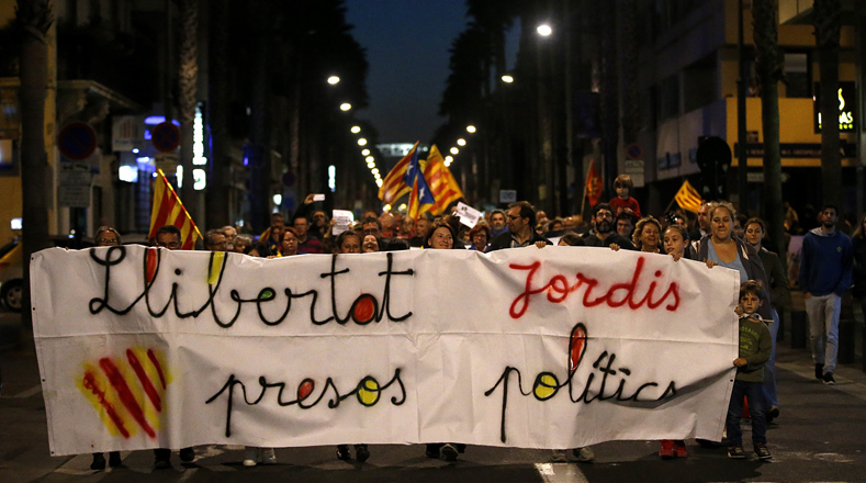 Jordi Cuixart, presidente de la Ómnium Cultural, y Jordi Sánchez, de la Asamblea Nacional Catalana, están acusados de "promover" el asedio a la Guardia Civil el pasado 20 de septiembre, durante una operación para impedir la celebración del referendo independentista del 1 de octubre, suspendido por el Tribunal Constitucional.