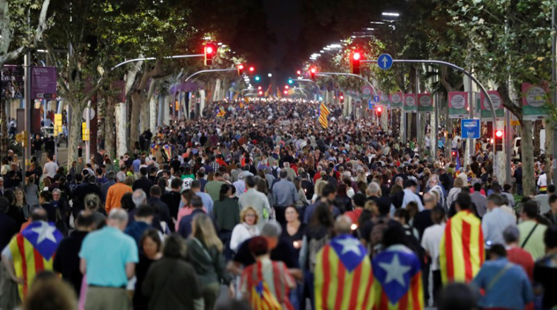“Saldremos cada día a la calle reclamando la libertad de los presos políticos y reclamando una democracia que está en peligro en Cataluña, en España y Europa", advirtió el vicepresidente de la Ómnium Cultural, Marcel Mauri.