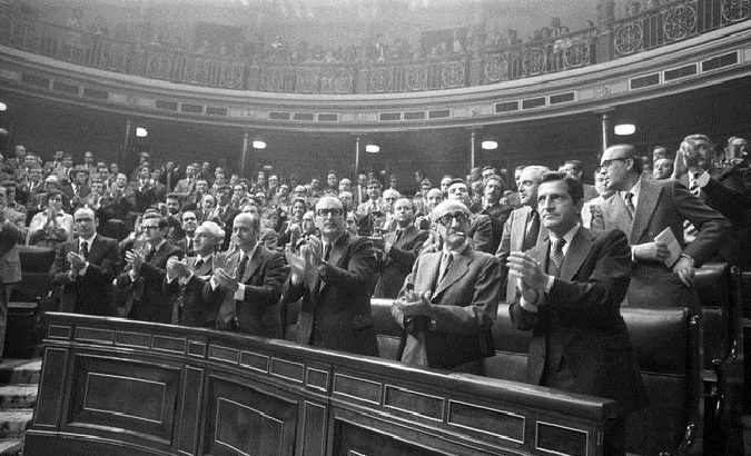 Members of the government applaud after the approval of the Amnesty Law in Madrid, in Oct. 1977.