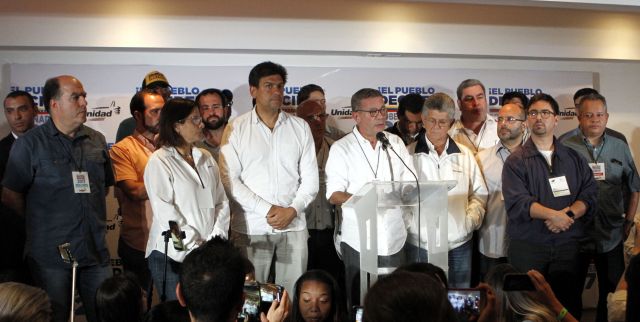 El chavismo ganó 18 gobernaciones, mientras que la oposición logró cinco.