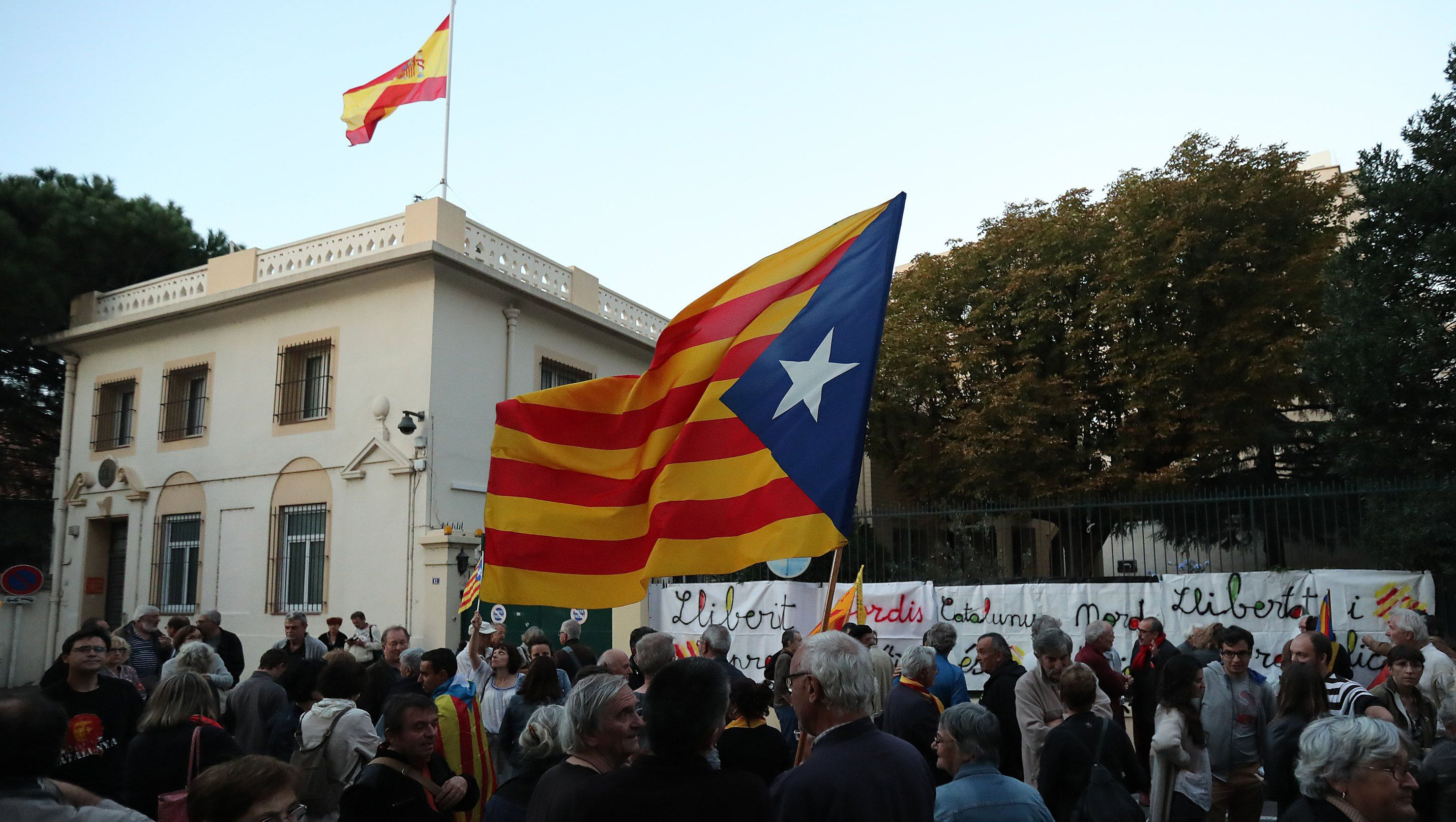 La detención de dos líderes catalanes provocó el rechazo por parte de las organizaciones que apoyan la independencia.