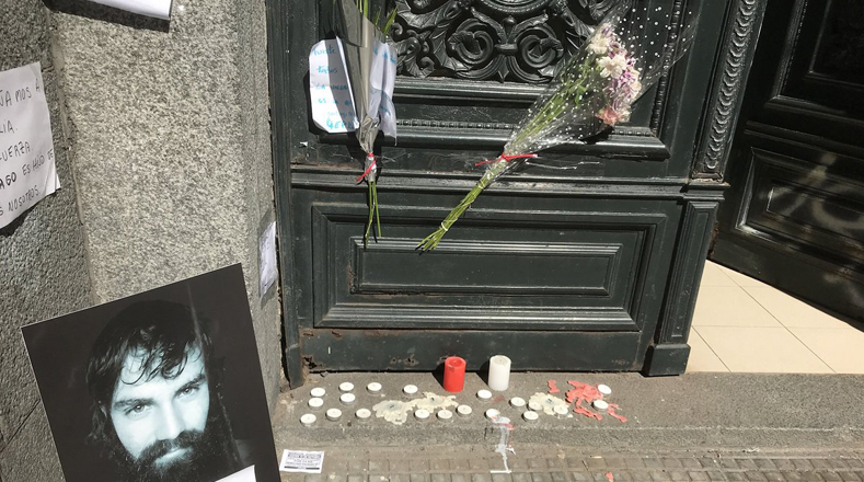 Varios mensajes de apoyo a la familia fueron dejados en la entrada de la morgue judicial de la Corte Suprema de Justicia, en Buenos Aires (capital), al conocerse la noticia.