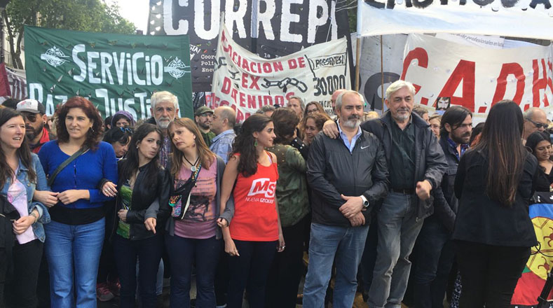 Los marchantes exigen aclarar lo ocurrido con el joven argentino desaparecido desde el pasado 1 de agosto luego de una represión de la Gendarmería de una marcha de la comunidad mapuche.     