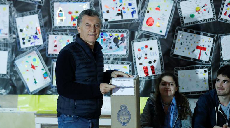 El presidente argentino Mauricio Macri apareció nuevamente ante las cámaras y al cuestionarlo sobre el caso Maldonado expresó que "hoy estamos en veda, dejemos para mañana (las valoraciones políticas)".