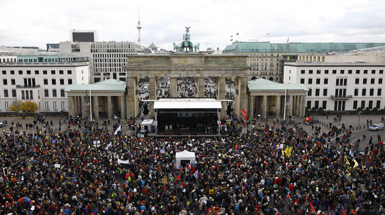 Miles de personas marcharon frente el Reichtag en Berlín (Alemania) bajo el lema "Contra el odio y el racismo en el Parlamento" (Bundestag).