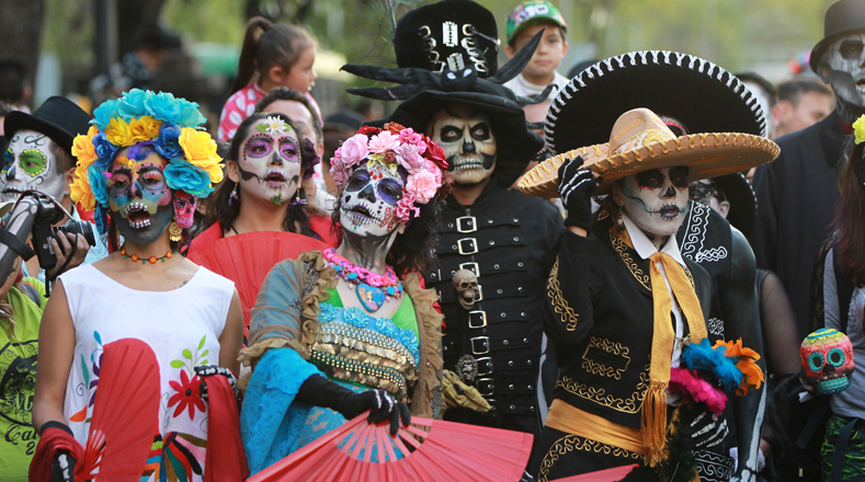 Coloridos atuendos como el traje de mariachi, vestidos indígenas y hasta de novia, fueron las vestimentas para este fin de semana.