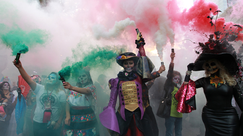 Nubes multicolor de incienso adornaron las fiestas tradicionales en honor a los muertos de México.