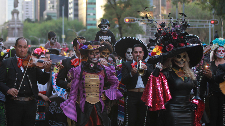 Las familias acudieron con sus niños disfrazados para participar de este desfile en honor a "La Catrina".