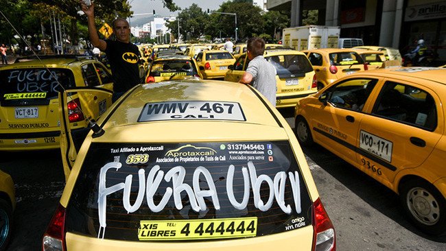 Los taxistas piden a las autoridades regular el servicio de transporte debido a que generan problemas de movilización en la ciudad, además de una disminución de sus ganancias.