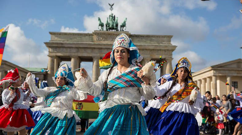 Presentan danza boliviana la Llamerada en Berlín, Alemania