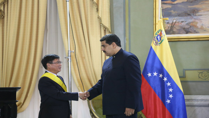El presidente venezolano entregó la orden Francisco de Miranda al embajador chino saliente, Zhao Bentang.