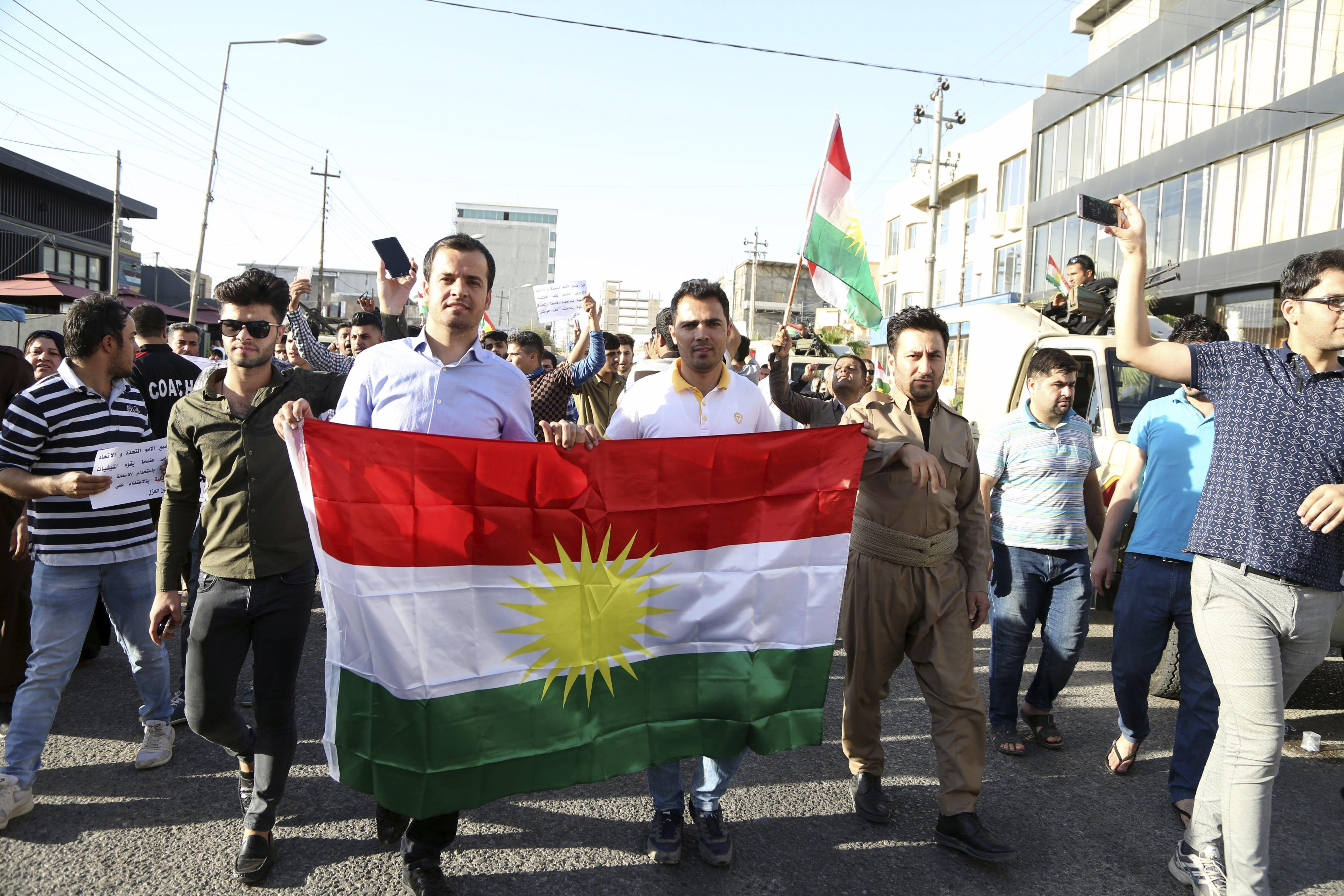 Kurdos protestan en Erbil tras conocer que el Ejército iraquí anunció el arrebato de la última población que las tropas de seguridad kurdas controlaban.