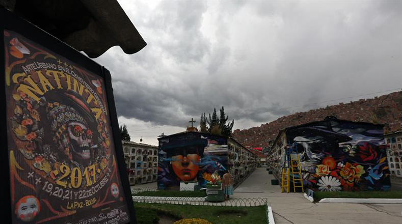 Como antesala a la festividad religiosa de Todos los Santos, artistas latinoamericanos realizan decenas de murales en el cementerio más antiguo de Bolivia.
