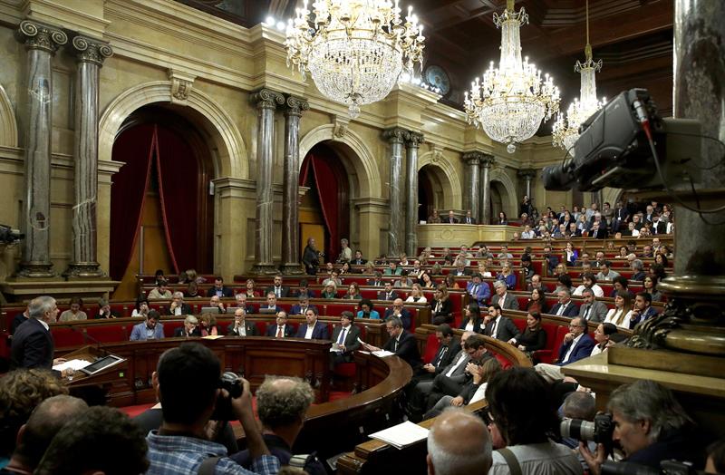 El CU y JustxSí entregaron una resolución para declarar la independencia catalana, que finalmente fue aprobada.
