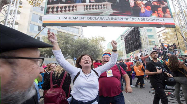 Miles de catalanes celebran proclama de independencia