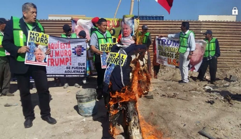 Los manifestantes quemaron un muñeco representando a Trump en un acto simbólico.