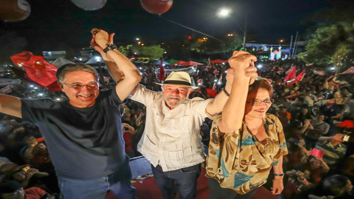 Lula da Silva (c) junto a la expresidenta Dilma Rousseff (d), y el gobernador de Minas Gerais, Fernando Pimentel (i).
