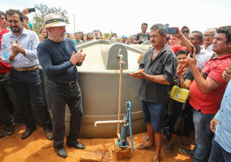Lula drank water from a cistern during a stopover in the city of Rubelita.