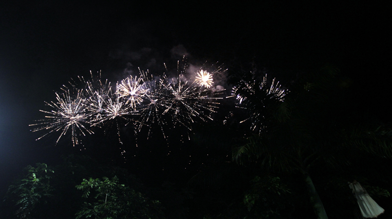 La noche se adornó con fuegos artificiales en el arranque anticipado de la Navidad para los venezolanos.