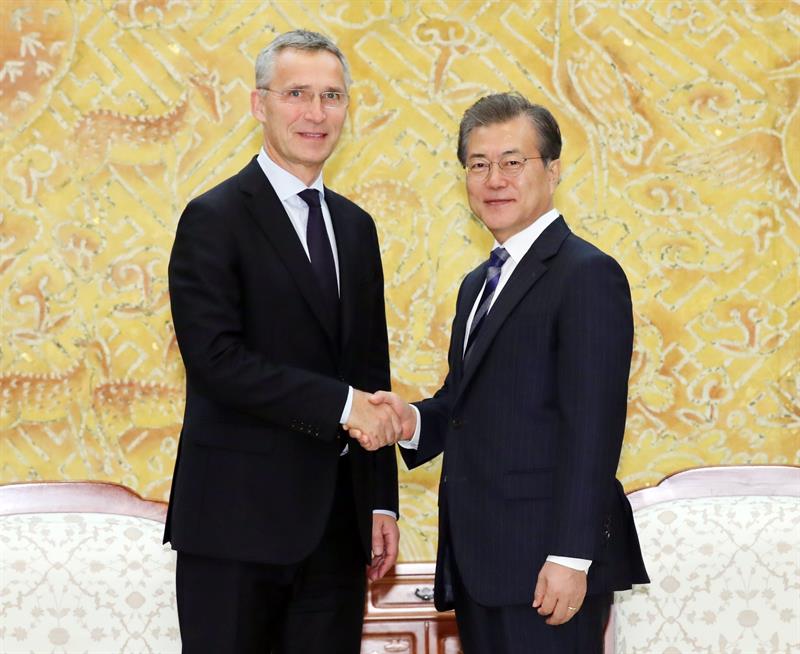 Jens Stoltenberg y Moon Jae-in mantienen reuniones para fortalecer cooperación bilaterales entre Seúl y la OTAN.