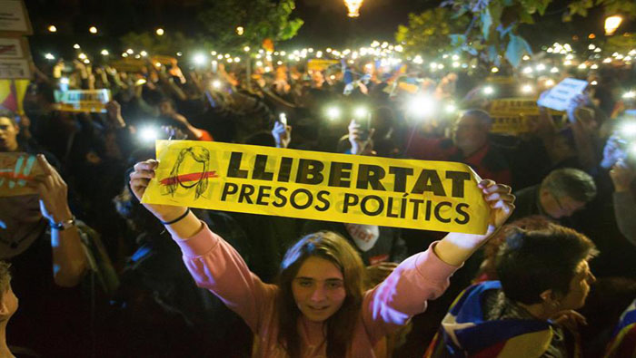 Los ciudadanos convocaron a una gran manifestación para el próximo domingo 12 de noviembre en defensa de la declaración independentista.