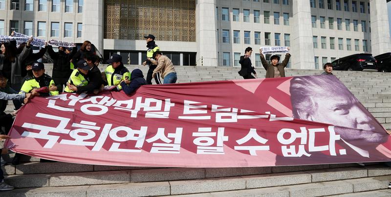 Los surcoreanos denuncian que las políticas de Trump contra Corea del Norte intensifican las tensiones en la península coreana.