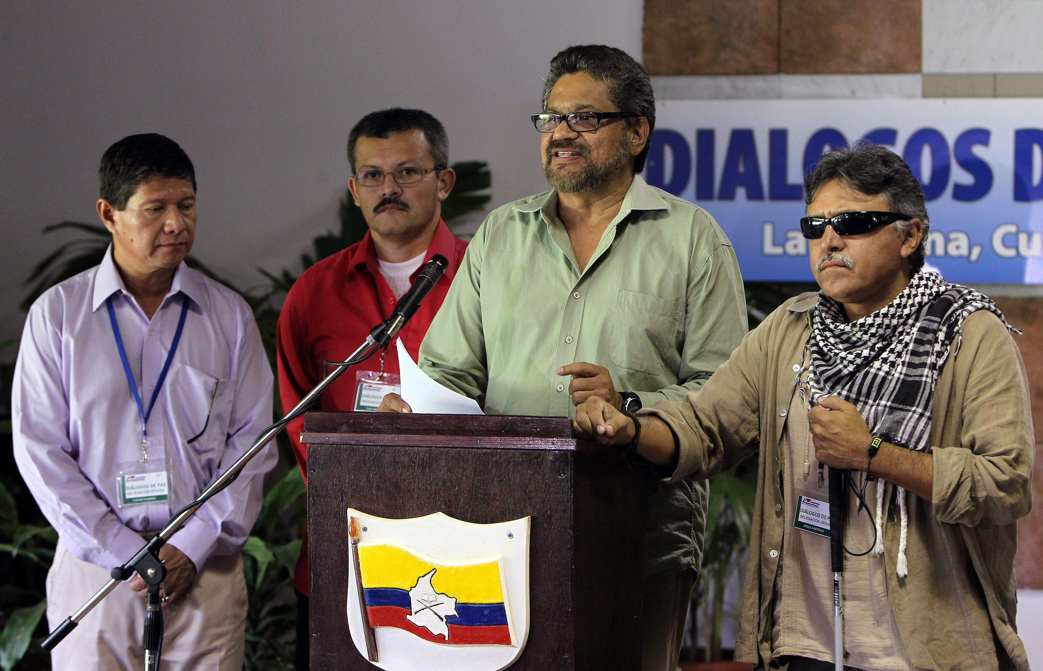 El texto también recuerda al Comandante Alfonso Cano, destacado guerrillero y líder de las FARC, asesinado por militares colombianos en 2011.