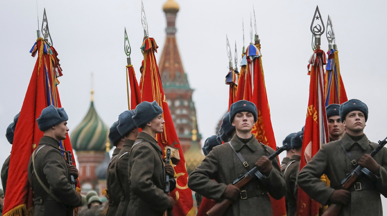 Actores disfrazados de soldados recuerdan la actuación de los militares, liderados por Vladimir Ilich Lenin.