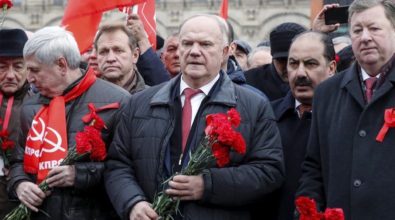 El líder del Partido Comunista de Rusia, Gennady Zyuganov, se trasladó a la Plaza Roja para ofrecer una ofrenda floral en el mausoleo de Lenin, como parte del homenaje a la celebración. 