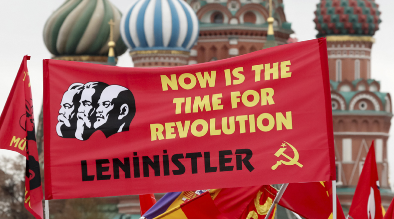 Rusos homenajean a Lenin en víspera a centenario de Revolución