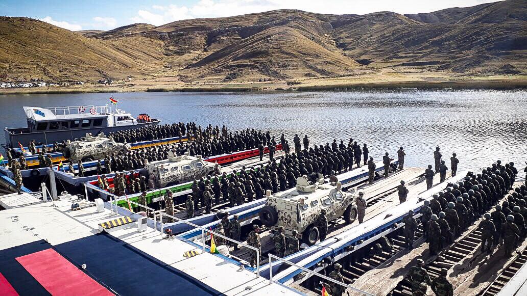Desde el lago Titicaca se realizó un ensayo militar con la presencia de movimientos sociales, ministros, viceministros y asambleístas departamentales.