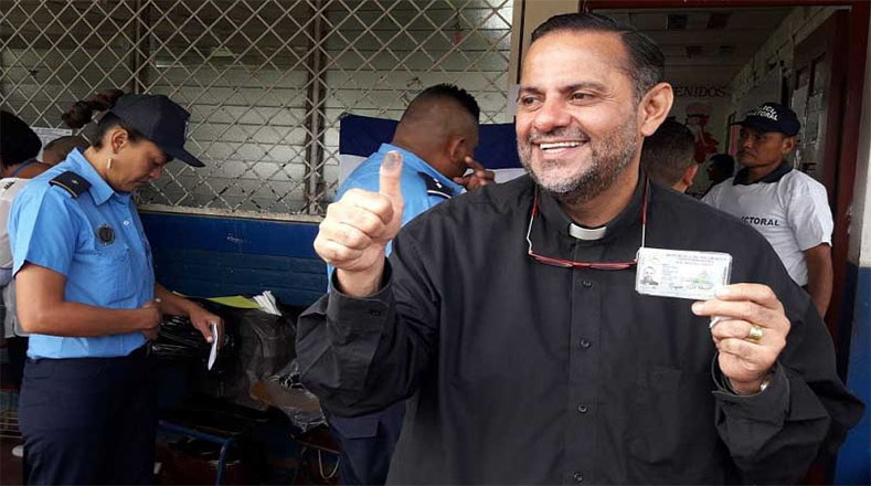 Representes religiosos acuden a las urnas y cumplen su deber cívico al votar. 