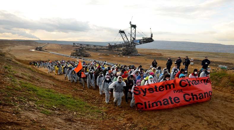 Activistas climáticos de Ende Gelaende llegaron a la mina de carbón con una pancarta que decía: "Cambio de sistema, no cambio climático".